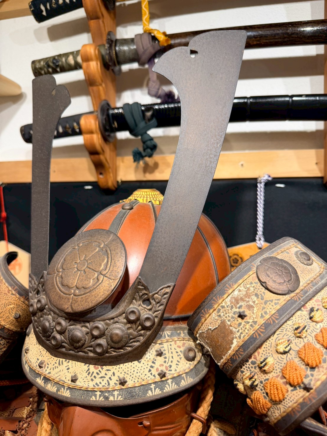 Samurai kabuto helmet with family crest (mon)